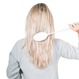 Brug af ergonomisk børste i midten af håret