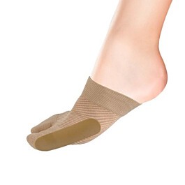 Fod iført kompressionssok skinne til hallux valgus, set fra siden