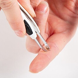 Pincet med ergonomisk greb der fjerner splinter