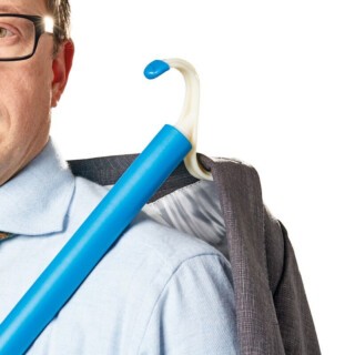 Brug af påklædningshjælper til at tage jakke på