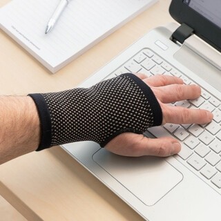 Håndledsstøtte med kobbertråd