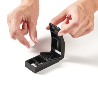 Pille lægges i pilledeleren