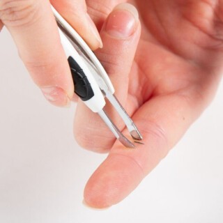Pincet med ergonomisk greb der fjerner splinter
